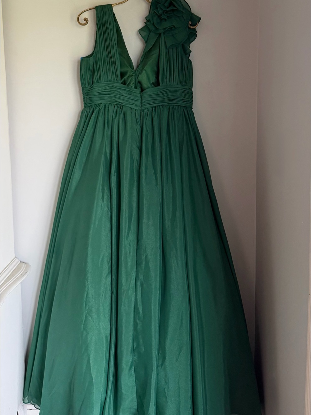 Mac Duggal Emerald Green Ruffle Shoulder V-Neck Chiffon Gown Size 12 - Picture 4 of 10